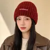 Novos Chapéus de Outono e Inverno para Mulheres com Bordado de Letras, Versátil, Emagrece-Rosto, Quente, Protege-Orelhas, Chapéus de Tricô da Moda, Chapéus para Clima Frio