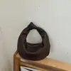 Bolsa de Mão Tecida Feminina 2026 Nova Moda Verão Simples para o Dia a Dia Bolsa de Ombro Versátil Formato de Bolinho Bolsa de Axila