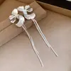 Aretes de Borla de Pétalos Metálicos de Aguja Plateada, Lujo Accesible y Aretes de Gama Alta, Diseño Personalizado de Nicho, Aretes Exagerados