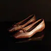 Sapatos Femininos de Bico Raso Estilo Novo Outono 2026 com Laço, Bico Quadrado, Salto Quadrado, Calce Fácil Confortável para o Dia a Dia, Couro Completo por Dentro e por Fora