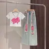 Conjunto de Calça Jeans Colorida Rasgada de Manga Curta Estilo Verão Novo para Meninas com Pintura Spray 3D Grafite Calça Larga Tendência Infantil