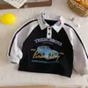 Camiseta raglan infantil com estampa de letras estilo americano, camiseta básica infantil estilo motociclista, top moderno para meninos, roupa legal e estilosa