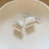 Pendientes minimalistas de plata con pasador, rombo geométrico cepillado, pendientes de diseño nicho, pendientes para mujer con sensación de lujo ligero y alta gama