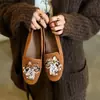 Mocassins de Camurça de Pele de Ovelha com Bordado Pesado de Guepardo e Contas 2026 Nova Coleção de Primavera Estilo Chinês Sapatos de Couro Genuíno com Aumento Oculto de Altura e Salto Médio