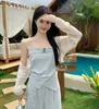 Neste verão, experimente um conjunto juvenil de três peças com um top de alça estilo coreano color-block, calças de perna larga e um cardigã de manga longa.