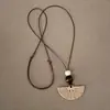 Collar con cordón de estilo vintage, colgante con forma de abanico de flores de ratán sintético para mujer, cadena de clavícula tipo gargantilla de lujo ligero y moderno