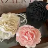 Pinza de Agarre de Rosa Blanca y Roja Dulce y Suave Pinza Lateral de Flor Hueca de Alto Sentido Francés Pinza de Tiburón para la Parte Posterior de la Cabeza