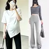 Conjunto de duas peças de moda gestante estilo coreano para o verão, camiseta de cor sólida irregular com cordão, calça flare de cintura alta plus size que cobre a barriga e emagrece