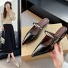 Zapatillas Mules Retro Francesas de Tacón de Cuña y Punta para Exterior de Mujer 2025 Primavera Nuevo Aumento Hebilla Metálica Mary Jane Zapatillas Medias