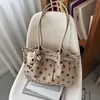 Bolsa tote de bolinhas super popular transfronteiriça para mulheres, nova tendência outono 2026, moda casual versátil, bolsa de ombro/axila para o dia a dia