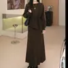 Traje casual de moda grueso para otoño e invierno con cinturón ceñidor, top de punto adelgazante y falda de línea A, elegante atuendo de otoño e invierno