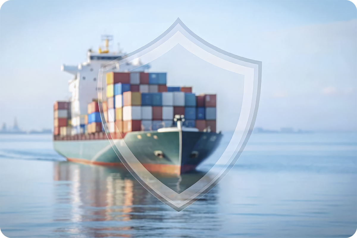 Navio cargueiro com containers no mar sobreposto a ícone de escudo, representando o seguro de carga na importação da China