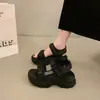 Sandálias Esportivas de Solado Grosso para Mulheres, Novo Estilo de Verão, Versátil e Versátil, Sandálias de Velcro, Sapatos Casuais Femininos que Parecem Pisar em Merda