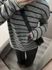 Ropa de trabajo de primavera y otoño para mujer: una camiseta de manga larga relajada, casual y elegante con rayas de contraste, confeccionada con un tejido cepillado y engrosado para mayor comodidad