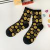 Meias femininas de cano médio com smiley, meias pretas e brancas de algodão puro para estudantes, meias de cano alto com padrão vertical, meias da moda de rua Four Seasons Zhuji, atacado