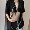 Bolso Canasta de Verduras Portátil con Patrón de Lichi 2026 Nuevo Estilo Simple Casual Cruzado para Mujer Bolso Cubo Portátil de Nicho
