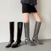 Botas de Cano Alto Apontadas com Salto Agulha em Couro Bovino com Óleo de Cavalo Estilo Europeu e Americano Elegantes Sexy Chegada Nova Inverno 2026 Botas da Moda para Panturrilha Larga