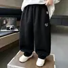 Ropa para niños de comercio exterior para niños 2026 otoño nuevo pantalones deportivos de cachorro estilo coreano modernos geniales pantalones casuales de calle para niños pequeños y medianos