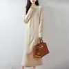 Vestido de Punto Nuevo Otoño/Invierno 2026 Lana Pura Cuello Alto Manga Larga para Mujer Color Sólido Trenzado Cintura Alta Vestido Largo