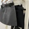 Falda corta de estilo traje gris para primavera y verano para mujer, una pieza moderna y elegante que acentúa los brazos, perfecta para figuras petite, con cintura alta y un efecto adelgazante, creando una elegante silueta en A