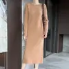 Novo vestido de tricô de lã outono e inverno para mulheres, com gola redonda, corte justo e que valoriza a silhueta, estilo casual e moderno, e design de cor sólida