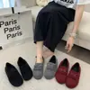Sapatos Peludos Femininos Retrô Moda Primavera 2026 Estilo Preguiçoso Plush Casual Sapatos de Algodão Slip-On Mocassins Tendência