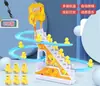 Sacude el sonido del mismo patito amarillo subiendo escaleras juguete de tobogán de patito para niños pista de música interactiva educativa eléctrica