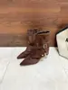 Botas de Cano Curto Apontadas com Salto Agulha Estilo Europeu e Americano com Fivela de Cinto Moda Outono/Inverno 2026 Novo Estilo