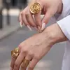 Anillo de Superficie Lisa Hueco Tridimensional, Anillo Chapado en Oro de Acero Inoxidable, Estilo de Nicho para Mujer, Anillo Apilable, Simple y No se Desvanece