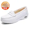 Zapatos de trabajo para enfermeras al por mayor para mujer, de suela blanda, transpirables, no fatigantes, antideslizantes, de suela plana, zapatos médicos, zapatillas de trabajo caladas