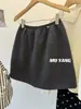 Falda corta de lana gris línea A súper bonita falda de invierno para mujer 2026 nuevo estilo petite de cintura alta ajustada a la cadera