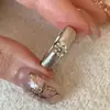 Impresionante anillo de diamantes vintage, diseño de nicho retro exquisito de lujo ligero con un toque de alta gama y artesanía intrincada