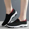 Zapatos de tela del viejo Pekín para mujer, antideslizantes, suela suave, malla transpirable, de una sola capa, para ancianos, deportes de ocio, zapatos para caminar para mamá