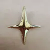 Broche de Metal Cruz Estrella de Alta Gama para Traje Minimalista Moda Premium Pin de Solapa Diseño de Personalidad de Nicho Accesorio de Moda