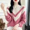Suéter Listrado Emagrecedor para Deslocamento Primavera, Outono, Inverno 2026, Blusa de Tricô Grossa Solta com Blocos de Cor e Gola Alta, Camada Base Tendência Feminina