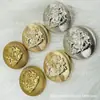 Insignia de botón metálico de alta gama estilo británico botón de doble león superficie rayada traje uniforme escolar suéter cortavientos traje hebilla