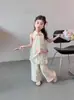 Conjunto Feminino Novo Estilo Chinês Verão 2025 Novo Estilo Infantil Vestido de Verão Retrô Conjunto de Duas Peças com Fivela e Renda para Bebê