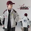 Jaqueta masculina estilo corrida, nova coleção primavera/outono 2026, corte solto, gola alta, design patchwork, top casual moderno para crianças mais velhas, estilo outono