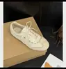 Zapatos de entrenamiento alemanes versátiles antideslizantes de suela plana 2026 nuevo modelo de otoño para mujer populares ligeros de suela blanda zapatos casuales que no cansan los pies