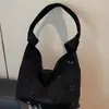 Bolsas Modernas e Versáteis para Mulheres Outono e Inverno 2025 Nova Tendência Nicho High-End Bolsa de Ombro para o Dia a Dia Bolsa Tote de Grande Capacidade