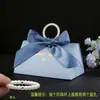 Caixa de Doces Triangular Flor Embossada Azul Claro para Noivado Casamento Lembrança de Luxo Leve Caixa de Doces de Cartão Branco Espessado