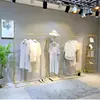 Estante de exhibición para tienda de ropa, perchero de hierro dorado de pie, soporte de exhibición vertical comercial, estante especial para tiendas de ropa de mujer