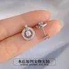 Brincos de Cruz Femininos Prata de Lei S925 Studs Femininos Studs de Moissanita Fecho de Trava com Bisel Redondo Studs de Diamante de Moissanita Cor D Versátil