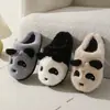 Chinelos de Algodão Fofos de Desenho Animado para Mulheres 2025 Outono e Inverno Nova Moda Versátil Confortável Antiderrapante Fundo Plano Biqueira Fechada Chinelos para Mulheres