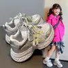 Tênis Esportivo Infantil Novo Outono 2026 para Meninas Estilo Dad Shoes Moda Solado Macio Tênis de Corrida Princesa Tendência Quente