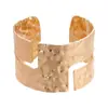 Pulsera Abierta de Metal Pesado Europeo y Americano con Pliegues Geométricos Irregulares Joyería de Mano Simple de Gama Alta de Nicho Transfronteriza para Mujeres