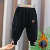 Pantalones Cálidos para Niños, Pantalones Casuales de Atar en la Pierna para Invierno, Pantalones de Terciopelo para Niños, Pantalones de Terciopelo con Etiqueta de Cuero de Letras para Otoño e Invierno, Modernos