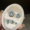 Pendientes de tornillo giratorio con forma de uña de gusano de oreja azul súper llamativos con forma de mariposa de amor y hueso de oreja de alta sensibilidad