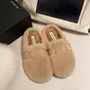Chinelos de pelúcia de lã de cordeiro com sola grossa de alta qualidade para mulheres, novos chinelos de algodão super populares de inverno, sapatos peludos femininos