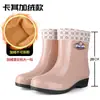 Botas de chuva Femininas de cano médio forradas com fleece quentes antiderrapantes sapatos aquáticos para adultos mulheres sapatos de água para cozinha sapatos de borracha com algodão